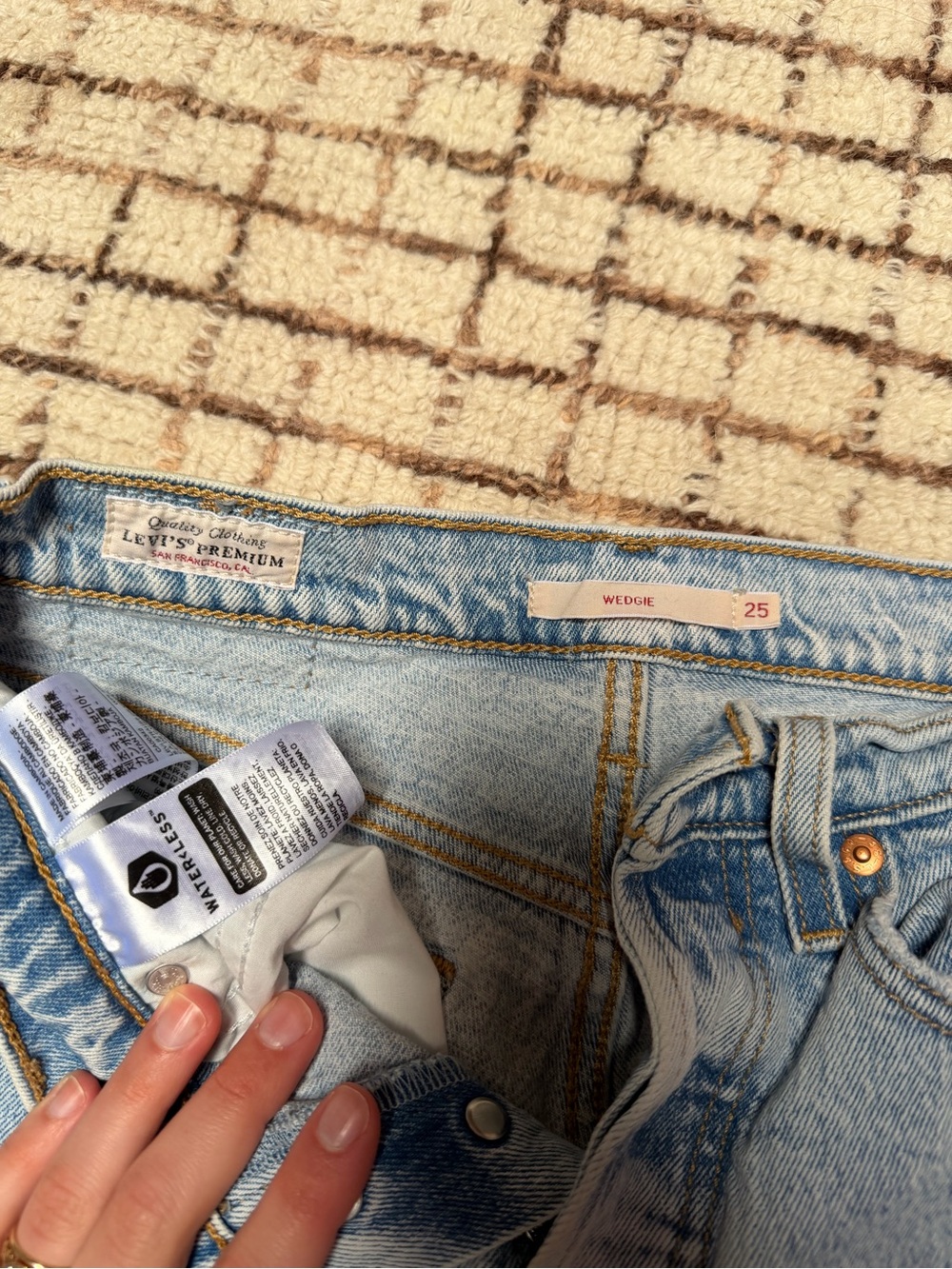 Levi's Wedgie Straight Light Blue High-Rise Ankle Jeans - Picture 3 of 3